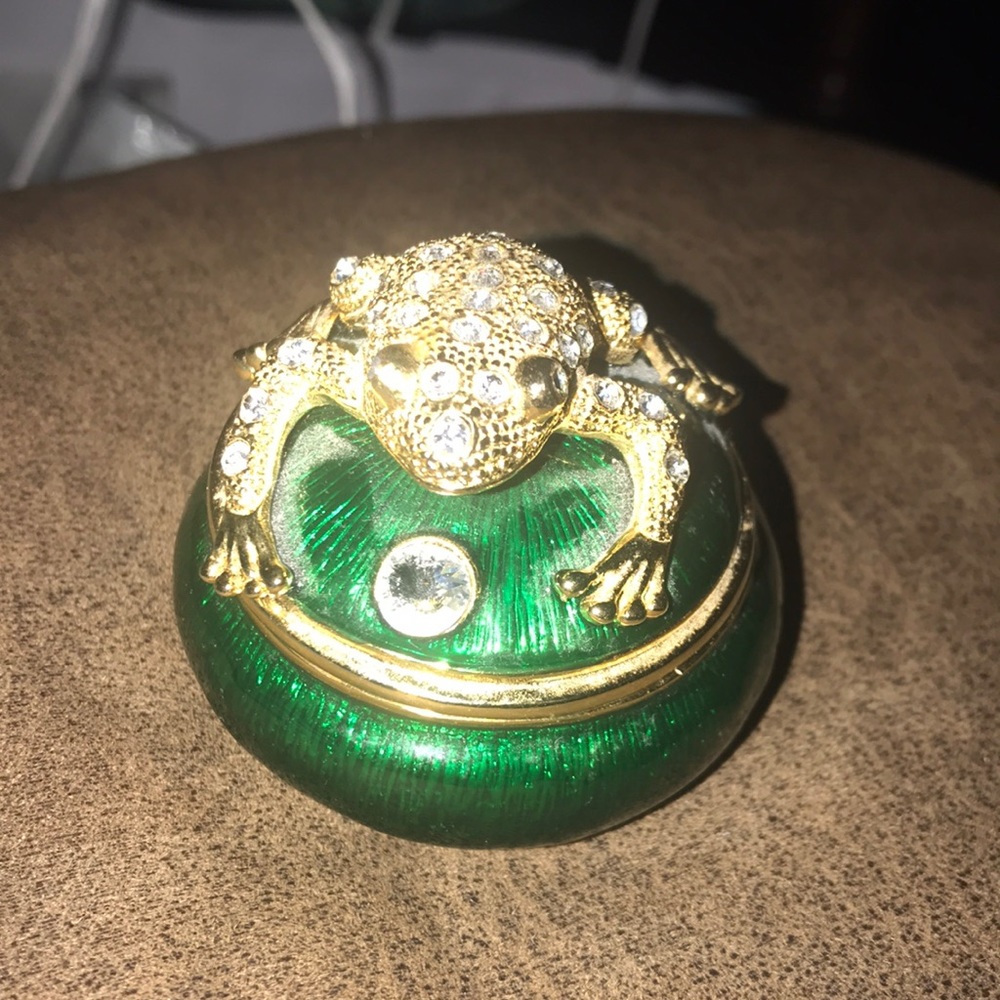Trinket box with frog and crystals